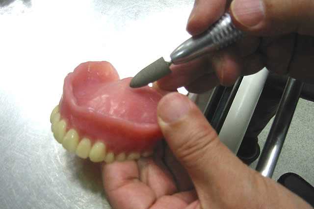 入れ歯の調整作業